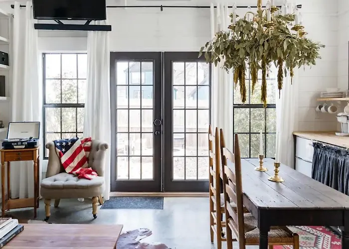 Hip, Cozy Cottage With A Fire Pit In Cleveland Park