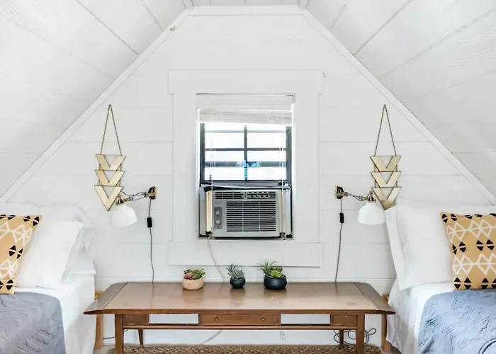 Hip, Cozy Cottage With A Fire Pit In Cleveland Park