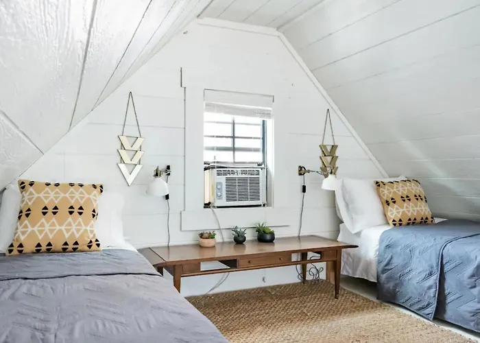Hip, Cozy Cottage With A Fire Pit In Cleveland Park