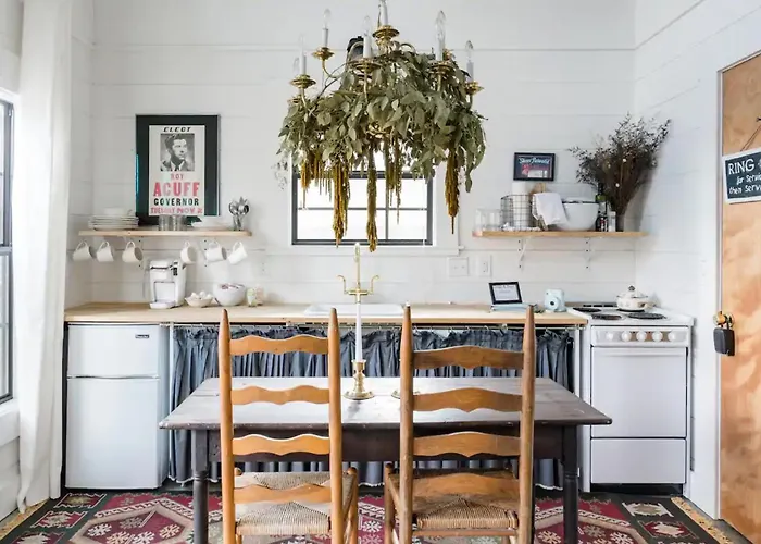 Hip, Cozy Cottage With A Fire Pit In Cleveland Park